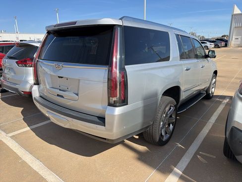 Used 2019 Cadillac Escalade ESV Premium Luxury image 4