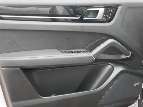 Used 2021 Porsche Cayenne image 13