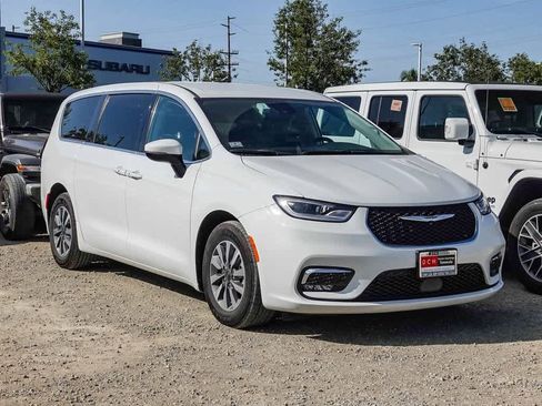 Certified 2023 Chrysler Pacifica Touring-L image 3