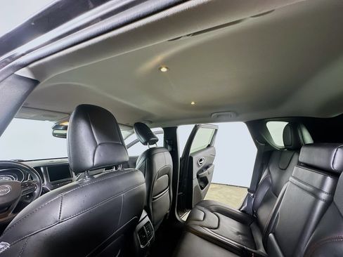 Used 2019 Jeep Cherokee Trailhawk AWD/4WD image 13