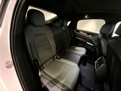 Used 2025 Porsche Cayenne Coupe image 31