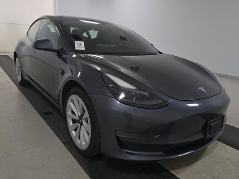 Used 2022 Tesla Model 3 Standard Range image 2