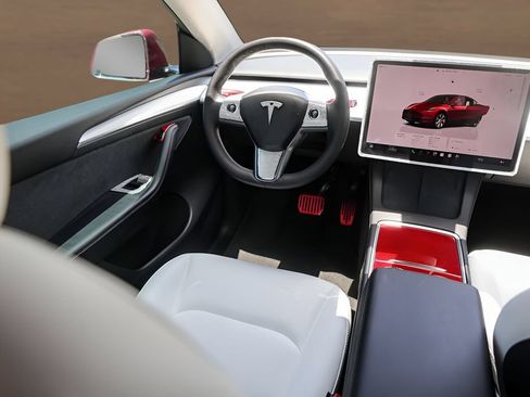 Used 2023 Tesla Model Y Long Range AWD/4WD image 23