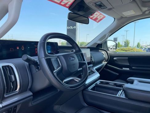 Used 2025 Ford Expedition Platinum w/ Driver's Package AWD/4WD image 10