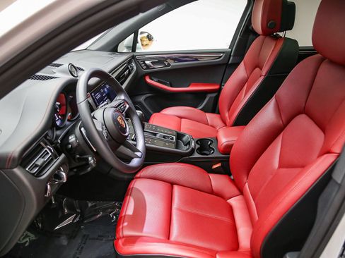Certified 2025 Porsche Macan AWD/4WD image 22