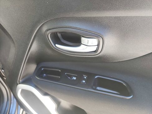 Used 2018 Jeep Renegade Latitude image 33