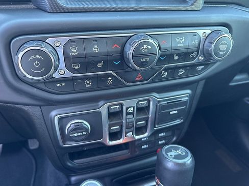 Used 2018 Jeep Wrangler Unlimited Sahara AWD/4WD image 14