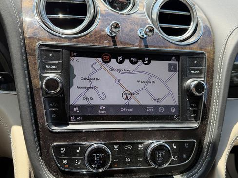 Used 2020 Bentley Bentayga Plug-In Hybrid AWD/4WD image 32