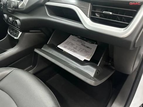 Used 2024 GMC Terrain SLT image 27
