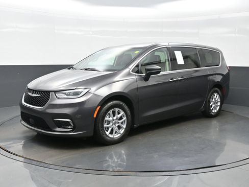 Used 2023 Chrysler Pacifica Touring-L FWD image 2