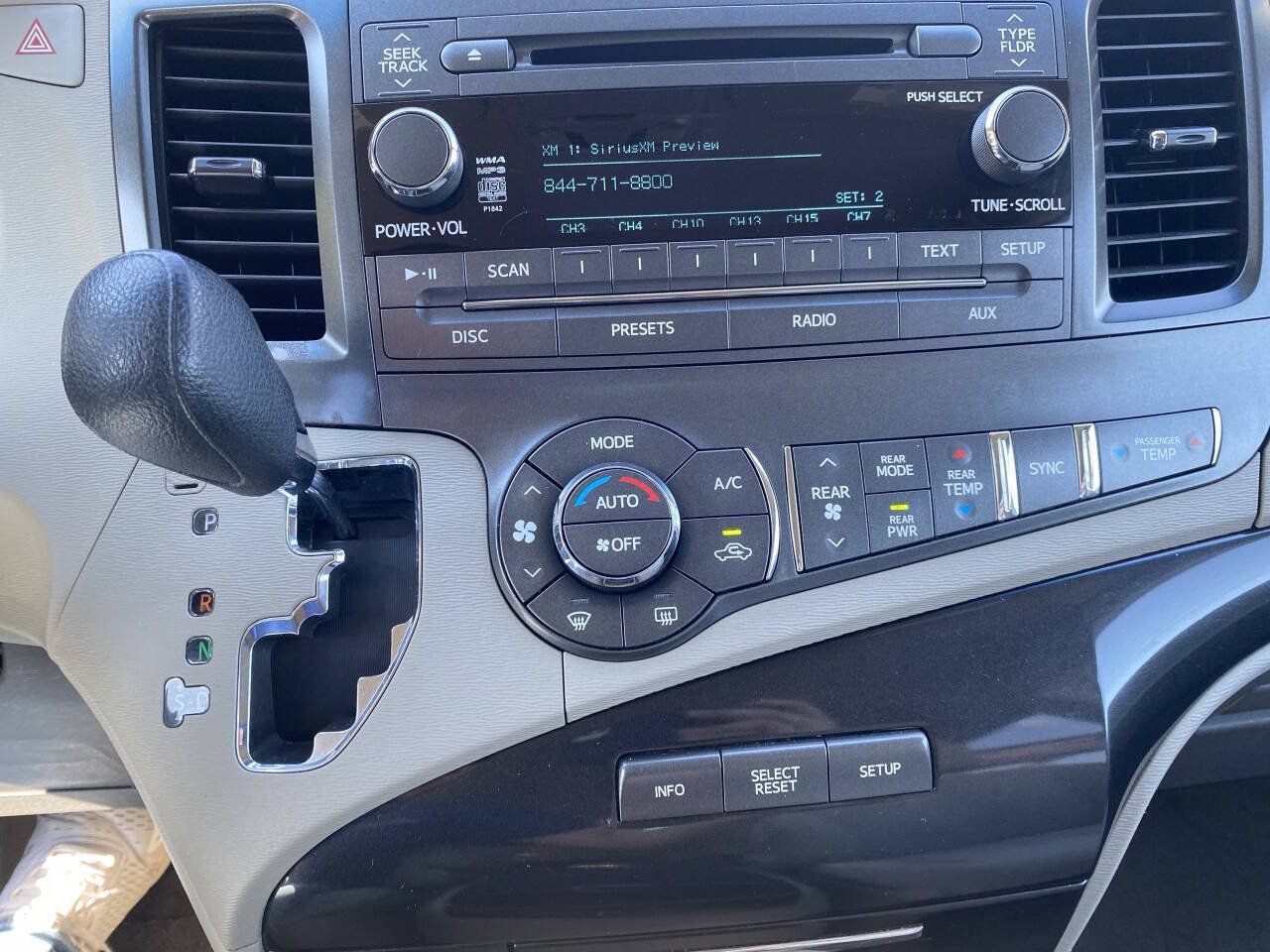 Used 2014 Toyota Sienna LE FWD image 32