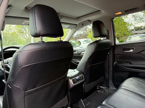 Used 2019 Toyota Highlander XLE AWD/4WD image 17