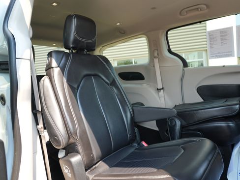 Used 2023 Chrysler Pacifica Touring-L FWD image 29