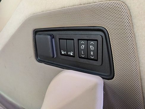 Certified 2023 Cadillac Escalade ESV Premium Luxury image 12