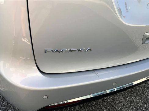Used 2024 Chrysler Pacifica Touring-L FWD image 30