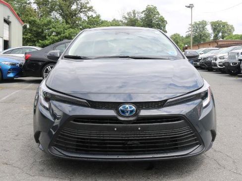 Used 2025 Toyota Corolla LE FWD image 2