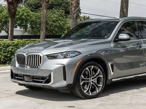 Used 2025 BMW X5 xDrive50e w/ Executive Package AWD/4WD image 2