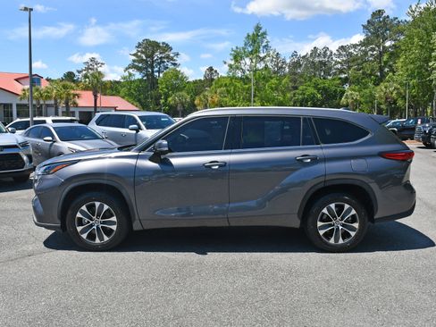 Used 2022 Toyota Highlander XLE FWD image 2