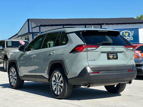 Used 2020 Toyota RAV4 XLE Premium FWD image 5