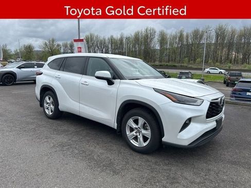 Used 2024 Toyota Highlander LE AWD/4WD image 2