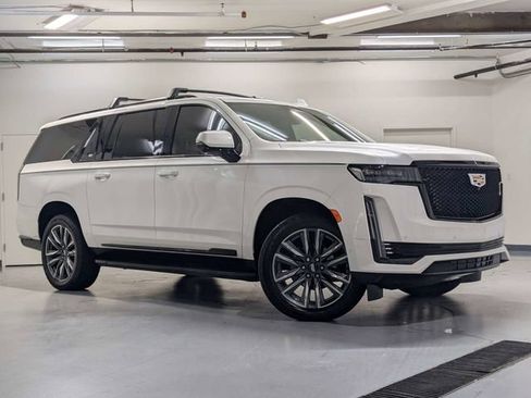 Used 2022 Cadillac Escalade ESV Sport RWD image 2