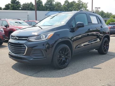 Used 2022 Chevrolet Trax LT w/ Premium Seat Package AWD/4WD image 3