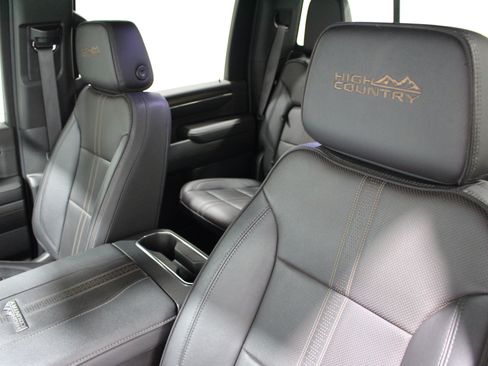 Used 2024 Chevrolet Silverado 2500 High Country w/ Technology Package AWD/4WD image 4