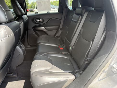 Used 2019 Jeep Cherokee Limited w/ Luxury Group AWD/4WD image 13