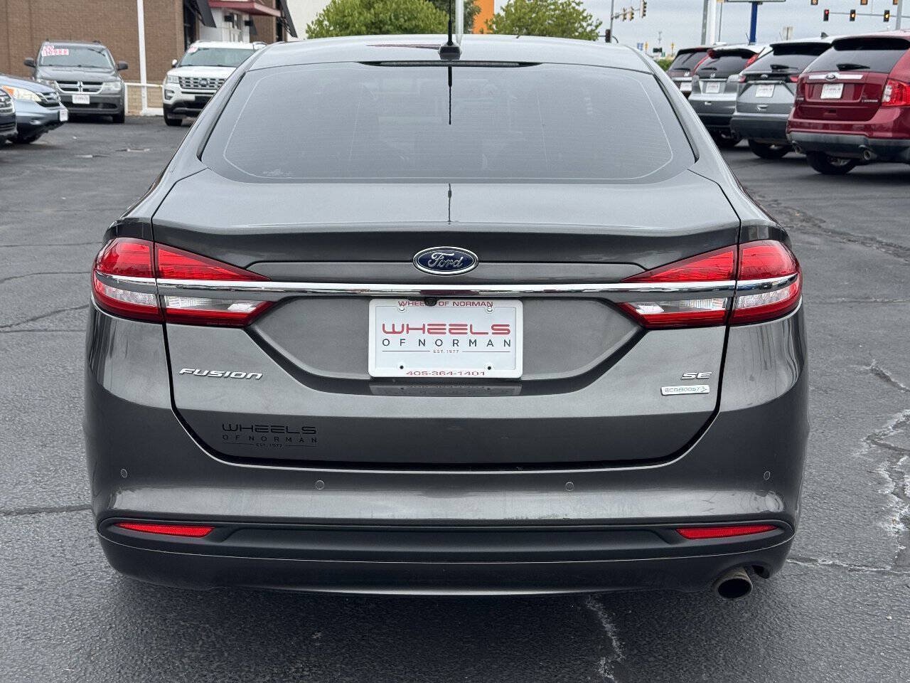Used 2017 Ford Fusion SE w/ Fusion SE Technology Package FWD image 6