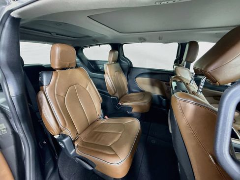 Used 2017 Chrysler Pacifica Limited FWD image 28