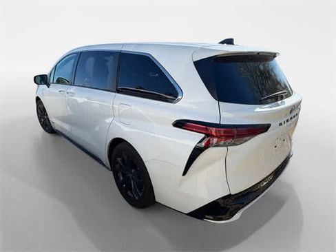 Used 2021 Toyota Sienna XSE image 4