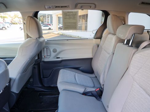 Used 2021 Toyota Sienna LE image 39