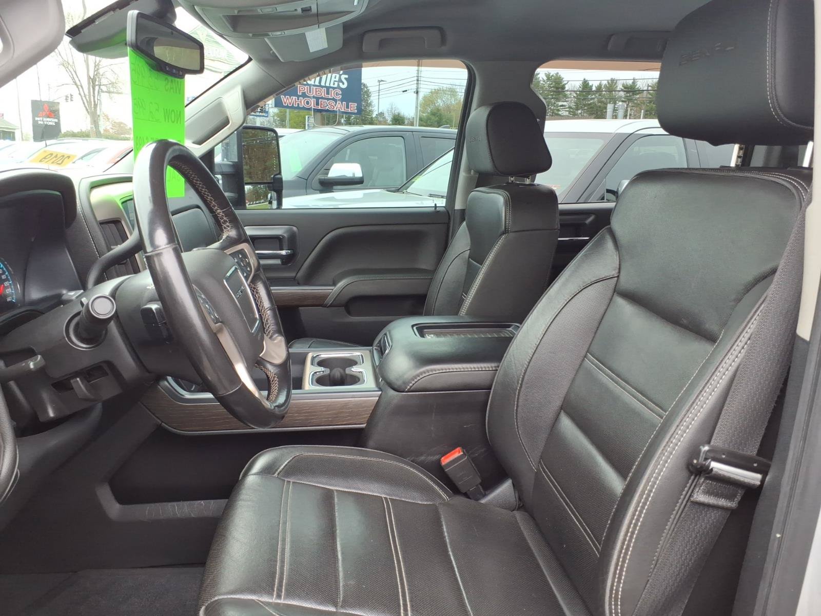 Used 2019 GMC Sierra 2500 Denali w/ Duramax Plus Package AWD/4WD image 7