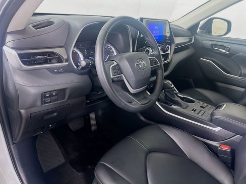 Certified 2024 Toyota Highlander XLE image 9