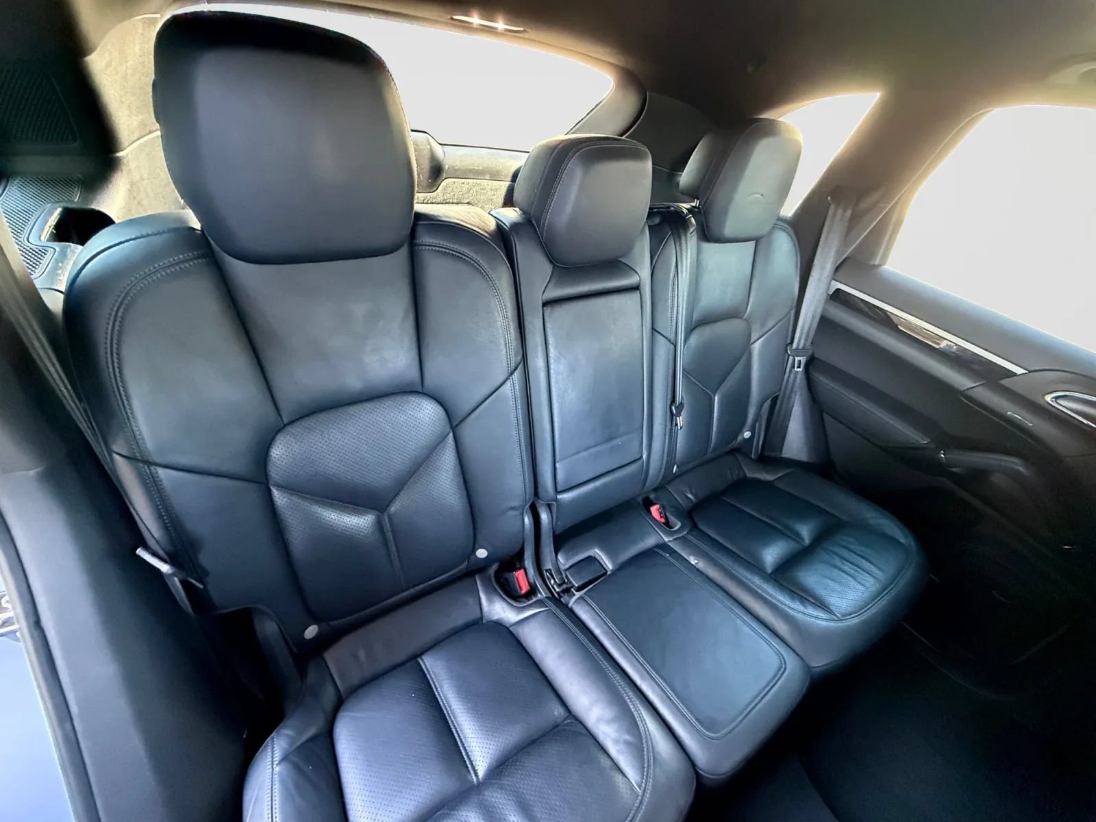 Used 2016 Porsche Cayenne w/ Premium Package AWD/4WD image 18