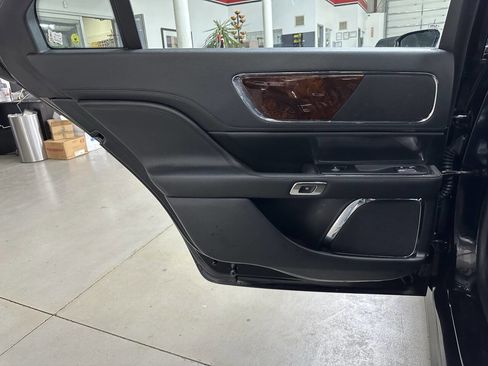 Used 2017 Lincoln Continental Select w/ Climate Package image 12