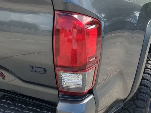 Used 2019 Toyota Tacoma TRD Off-Road AWD/4WD image 8