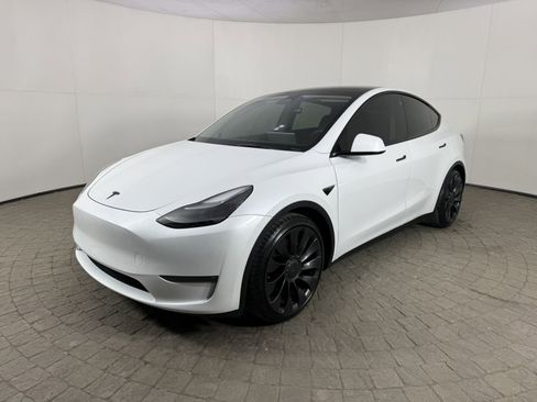 Used 2023 Tesla Model Y Performance image 3