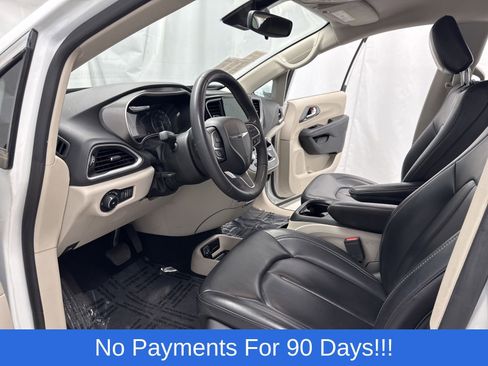 Used 2023 Chrysler Pacifica Touring-L FWD image 10