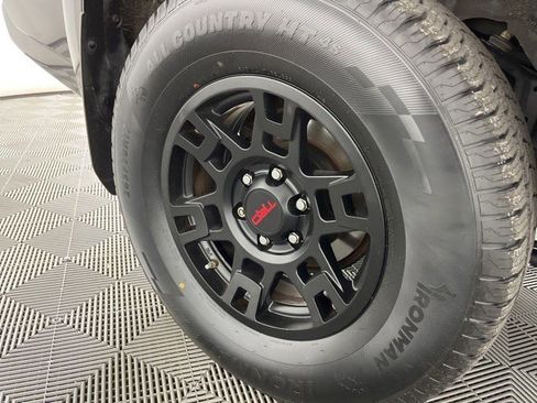 Used 2018 Toyota 4Runner TRD Off-Road AWD/4WD image 10