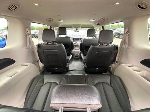 Used 2020 Chrysler Pacifica Touring-L FWD image 31