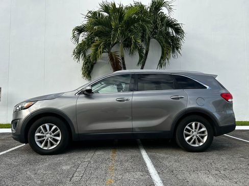 Used 2017 Kia Sorento LX w/ LX Convenience Package image 2
