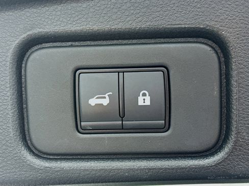 Used 2025 Nissan Pathfinder SV image 30