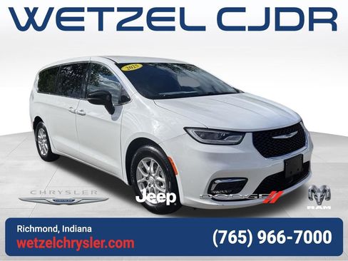 Used 2025 Chrysler Pacifica Select FWD image 1