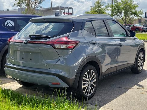 Used 2021 Nissan Kicks SV image 3