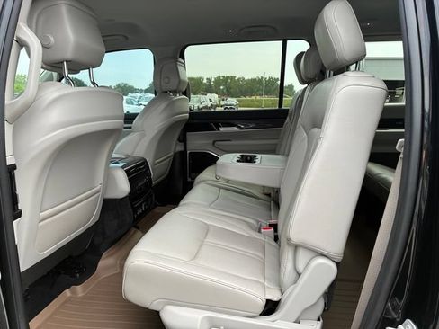 Used 2022 Jeep Wagoneer Series III AWD/4WD image 14