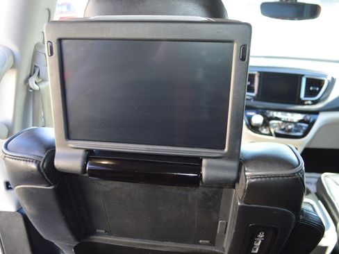 Used 2019 Chrysler Pacifica Limited image 24