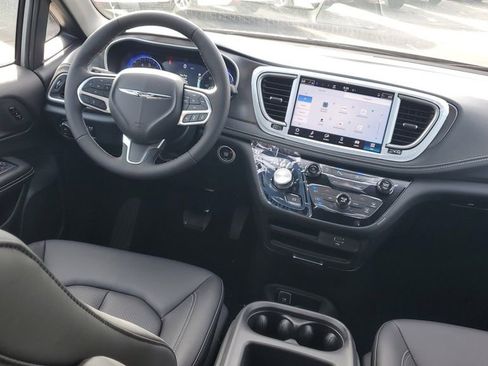 New 2026 Chrysler Pacifica Select image 12