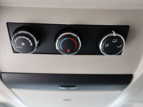 Used 2016 Chrysler Town & Country Touring-L FWD image 45