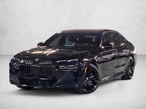 Used 2025 BMW i7 xDrive60 image 1